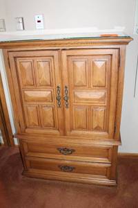 lot 115 image: Vintage Wooden Cabinet with Drawers and Glass Top