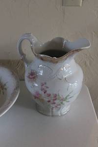 lot 146 image: Antique Etruria & Mellor Wash Basin and Pitcher Set