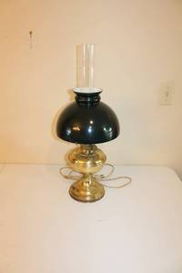 lot 150 image: Vintage Aladdin Model 11 Brass Table Lamp