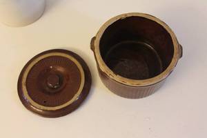 lot 165 image: Lot of 5 Assorted Vintage Stoneware and Pottery Crocks with Lids