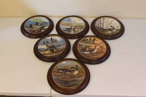lot 172 image: Limited Edition Wings Upon the Wind Collector Plates by Donald Pentz - Set of 6