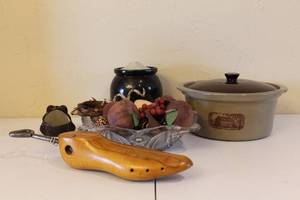 lot 178 image: Lot of Vintage Kitchen and Decor Items
