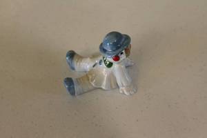 lot 179 image: Lot of Assorted Decorative Items Including Glass Carafe and Ice Bucket
