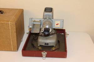 lot 185 image: Vintage Kodascope Eight-35 Slide Projector with Case