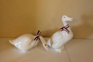 lot 189 image: Ceramic Goose Figurine Set with Patriotic Ribbons