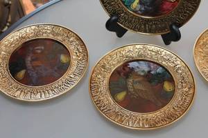 lot 194 image: Set of 5 Decorative Plates with Bird Motifs and Gold Detailing