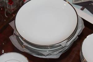 lot 223 image: Imperial China W. Dalton Sincerity 318 Dinnerware Set