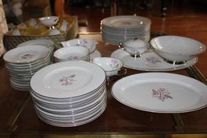 lot 224 image: Syracuse China Patricia Dinnerware Set