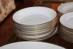 lot 225 image: Homer Laughlin Empress 16 Carat Gold Trim Dinnerware Set