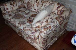 lot B-245 image: Vintage Floral Pattern Loveseat Sofa