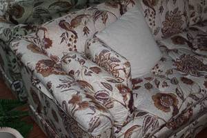 lot B-246 image: Vintage Floral Upholstered Sofa