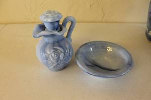 lot 250 image: Vintage Blue and White Ceramic Decorative Pieces - Set of 3