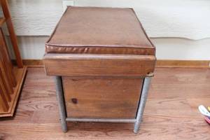 lot 258 image: Vintage Wooden Storage Box with Cushioned Leather Seat