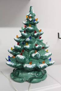 lot 265 image: Vintage Ceramic Christmas Tree Light