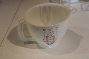 lot 278 image: Lot of Assorted Vintage Measuring Cups and Glassware