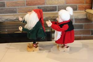 lot 303 image: Department 56 Maudiberry and Mistleberry Figurines