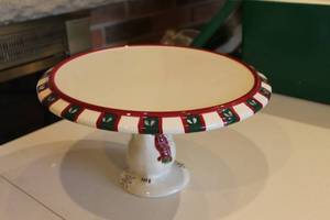 lot 304 image: Pfaltzgraff Holiday Bear Pedestal Cake Plate