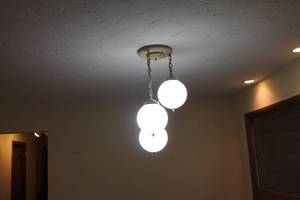 lot 320 image: Vintage Triple Globe Pendant Light Fixture