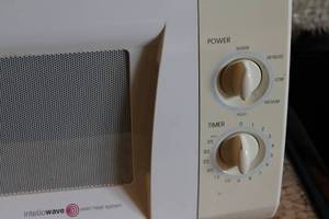 lot 327 image: GoldStar Intellowave Microwave Oven