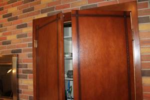 lot 328 image: Vintage Wooden Bi-Fold Doors