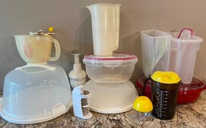 lot 48 image: Large LOT of Storage Containers, Cake Carrier, Pie Carrier 