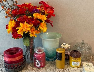 lot 46 image: Twelve Piece LOT - Candle and Faux floral Decor