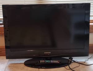 lot 5 image: 32 Samsung TV wRemote