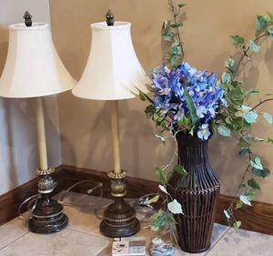 lot 6 image: Two Matching Lamps wDecor