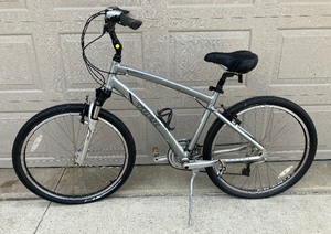 lot 37 image: Trek Navigator 3.0 Mens Bike