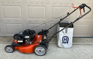 lot 22 image: Husqvarna Self-Propelled Lawn Mower with Bag HU800HW