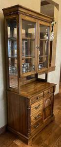 lot 80 image: Petite Lighted Hutch