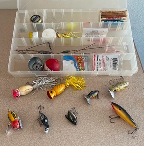 lot 27 image: Vintage Fishing Tackle - Fred Arbogast, Heddon, Mel Tillis Stutterbug, Bazuka Hard 8 Hard Case