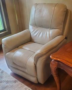 lot 103 image: Ashley Furniture Dual Power Leather Recliner 2 of 2