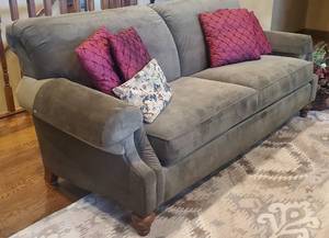 lot 104 image: Flexsteel Microfiber Olive Green Sofa with Pillows