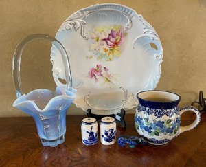 lot 102 image: Duncan Miller Blue Opalescent Basket and Blue Lapis Fetish Carved Bear