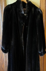 lot 172 image: Dubrowsky and Perlbinder Faux Fur Vintage Coat