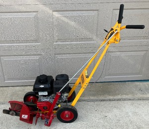 lot 29 image: McLane Gas Powered Edger