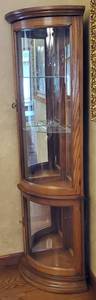 lot 90 image: Small Corner Lighted Curio Hutch