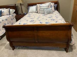 lot 215 image: Full Size Bedding Set Blue and Cream Seashells Lot 1 of 2