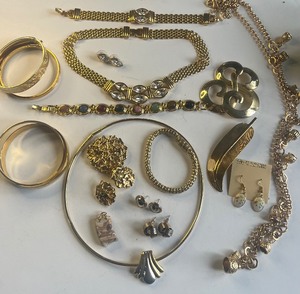 lot 212 image: Vintage Park Lane Gold Tone Panther Link Necklace, Bracelet and Earrings and Carved Gemstones Bracelet Vintage Lot