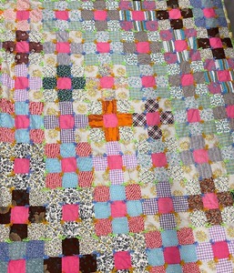lot 7 image: Vintage Handmade Tie Quilt 92 x 77