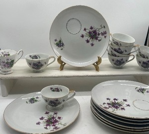 lot 22 image: Set of 8 Porcelain Violet Snack Sets