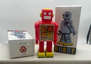 lot 29 image: Vintage Russian Wind Up Robot Toy Soviet Era
