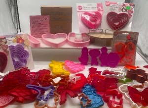 lot 35 image: Large Lot of Miscellaneous Cookie Cutter Vintage and New