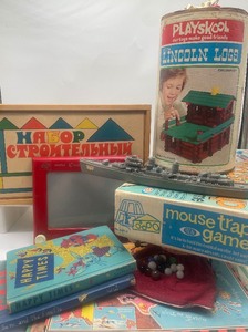 lot 81 image: Large Vintage Toy Lot USSR Wood Blocks, Lincoln Logs, Moustrap MISC