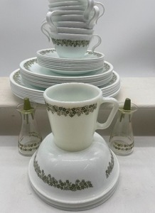 lot 92 image: Corelle Spring Blossom Crazy Daisy Dinnerware Pieces