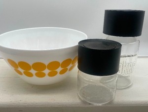 lot 93 image: Pyrex Yellow Polka Dot Vintage Charm Bowl and Vintage Corning Pyrex Glass Apothecary Lab Fleaker Set