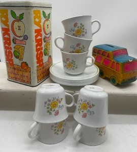lot 94 image: Vintage RyKrisp Tin, Vintage Retro Bus Bank and Corelle Spring Meadow Cups and Saucers