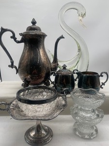 lot 96 image: Silverplate Tea Set and Large Blown Glass Rjekes Crisa Swan