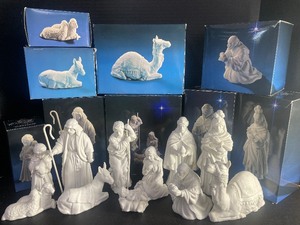 lot 101 image: Avon Nativity Set 1980s 10 pieces White Porcelain